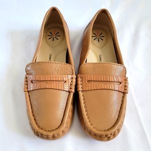 NWOT Isaac Mizrahi Live Camel Loafters Size: 7W